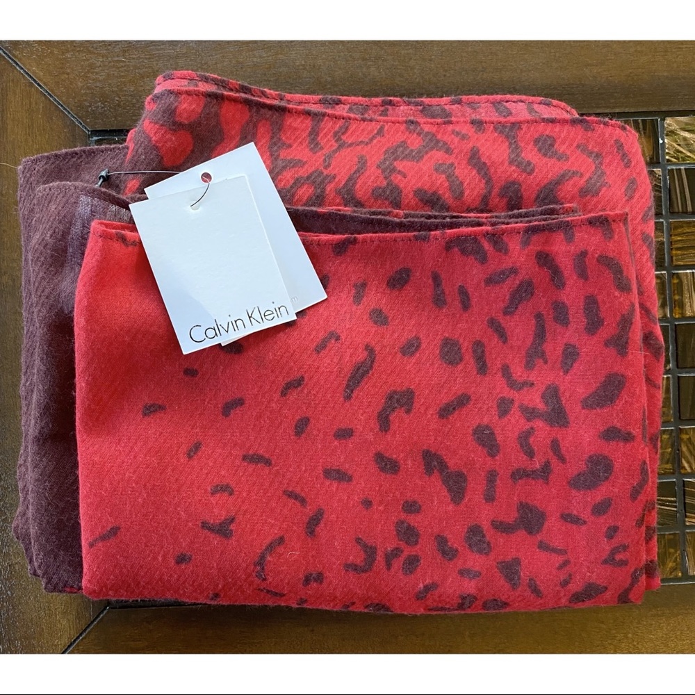 Calvin Klein Soft Infinity Scarf, “Rouge” Print - NWT - Picture 3 of 12